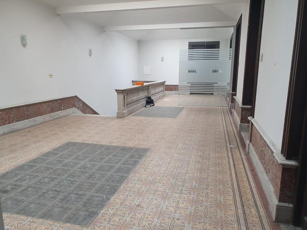 Edificio entero en Piedras esq Misiones