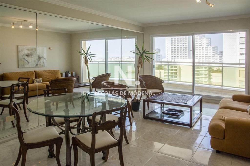 Departamento de 3 dormitorios en venta frente a Playa Mansa