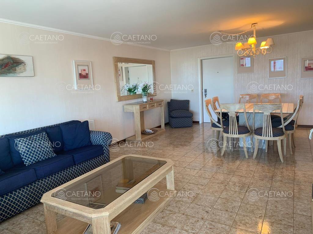 Apartamento en Mansa 3 dormitorios y dependencia,