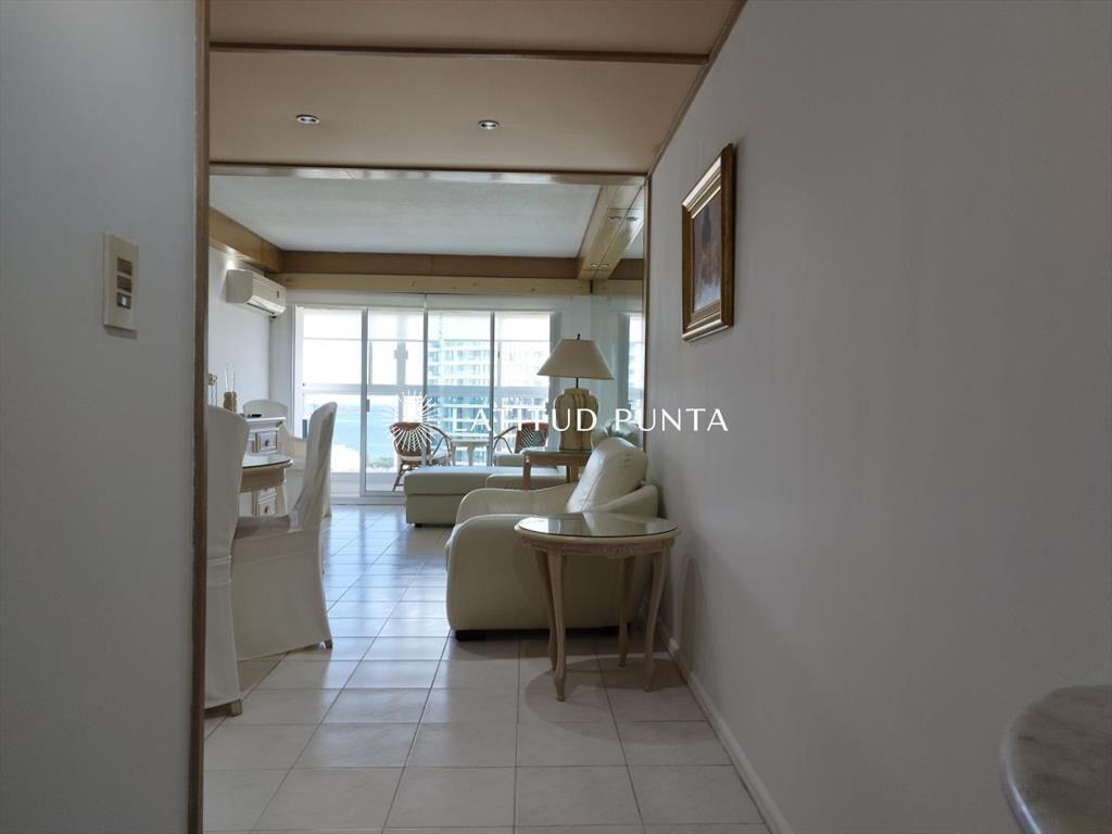 Apartamento de un dormitorio y medio, Pintos