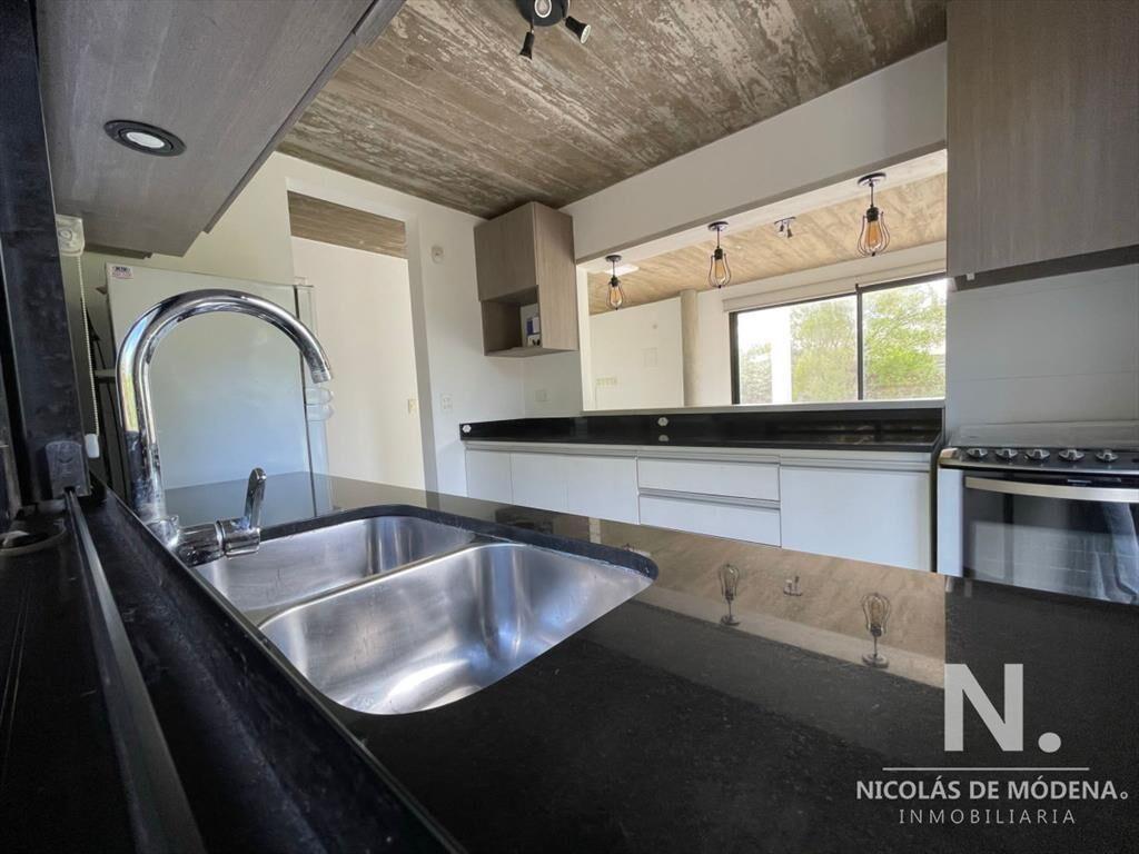 Vende casa, moderna. 3 dormitorios y 3 baños, Barrio Marly
