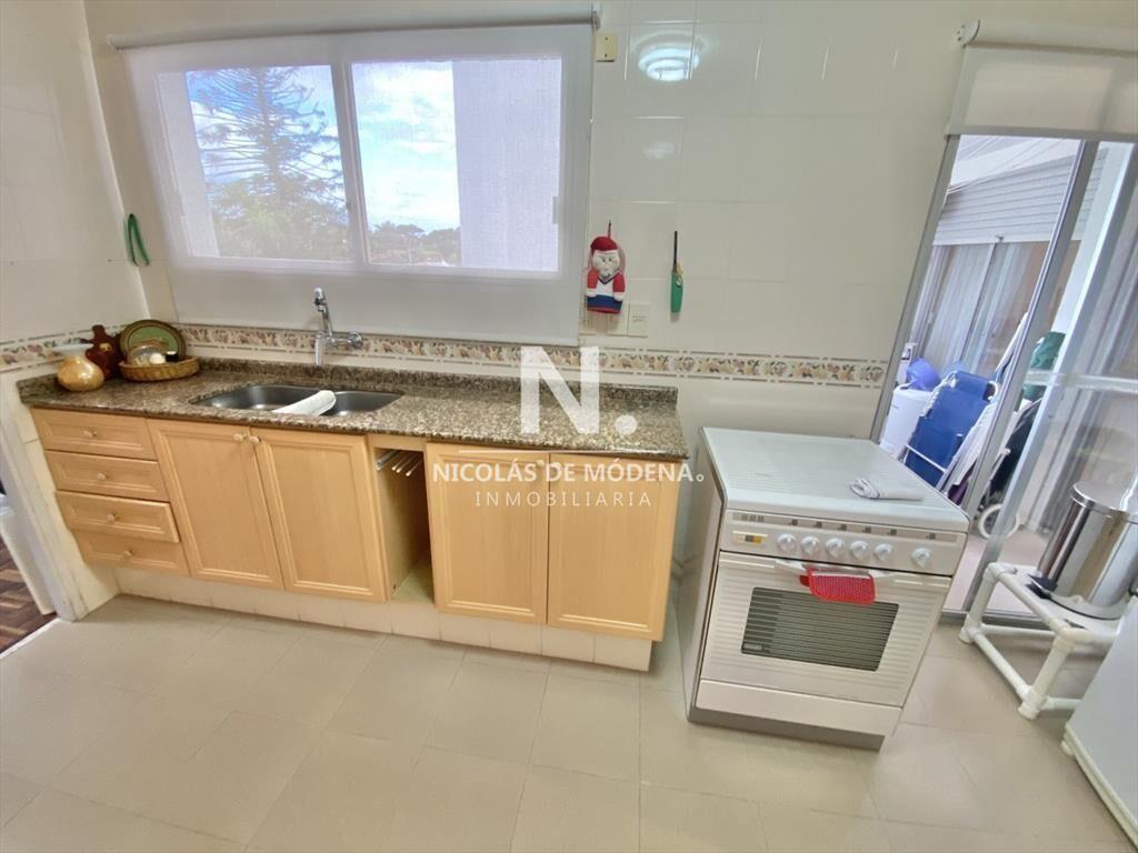 Vende impecable apartamento de 3 dormitorios, en