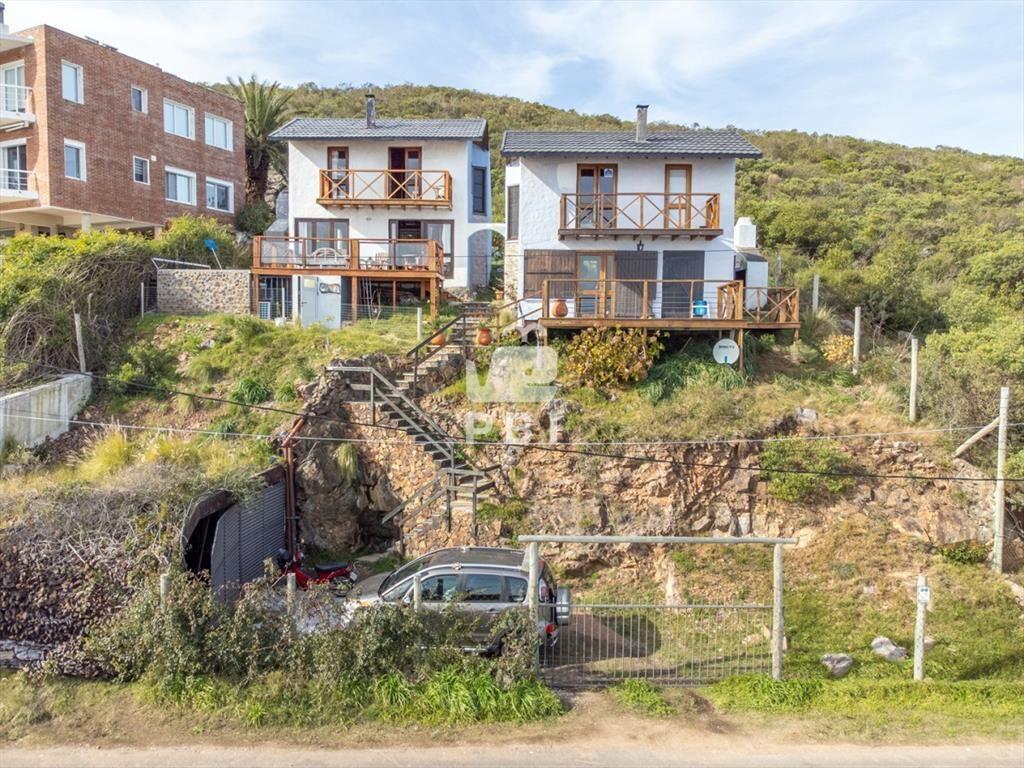 2 casas de 2 dormitorios con vista en Cerro San -