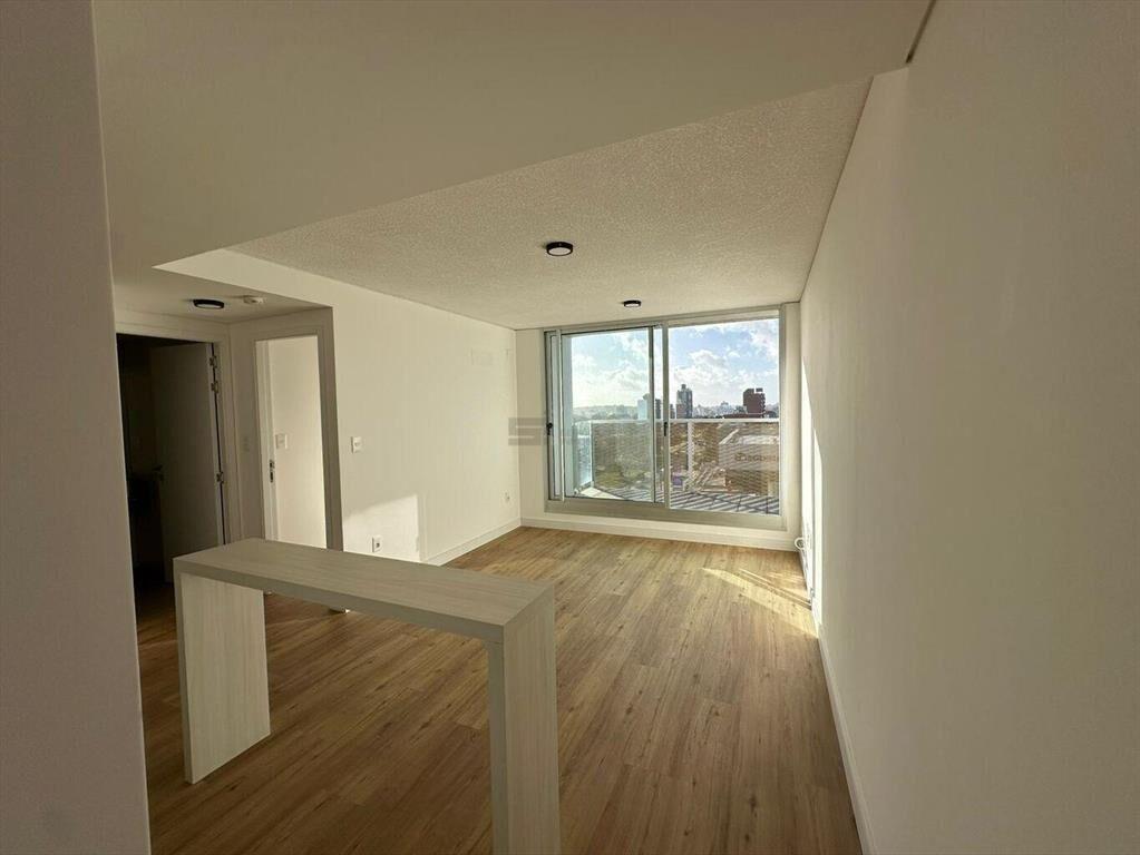 Se alquila Apartamento de un dormitorio con balcón a estren