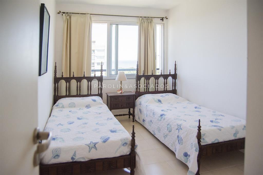 Vende apto de 2 dormitorios con vista al mar en
