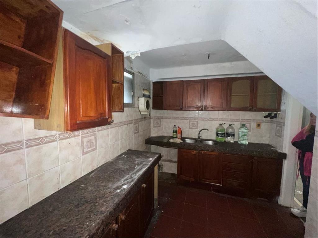 Local comercial + casa de altos sobre Gral Flores