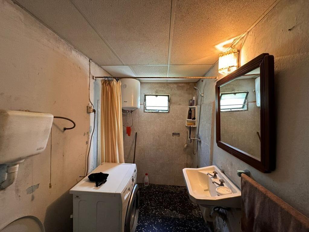 Machado prox. Burgues, muy buen terreno, dos casas en un pa