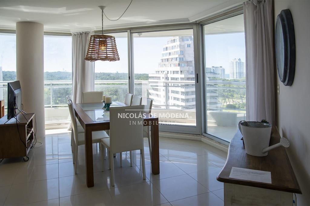Venta de amplio apartamento de 3 dormitorios y de