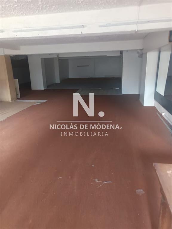 En venta local en Av Italia en Edificio