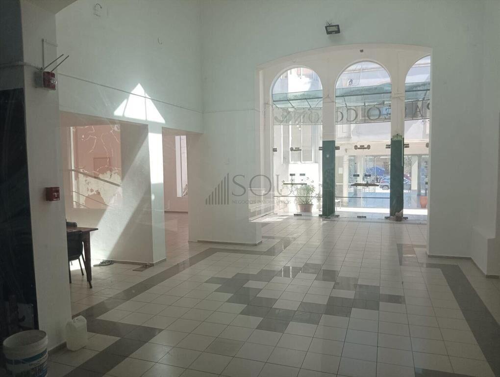 Se alquila gran local comercial en Colón