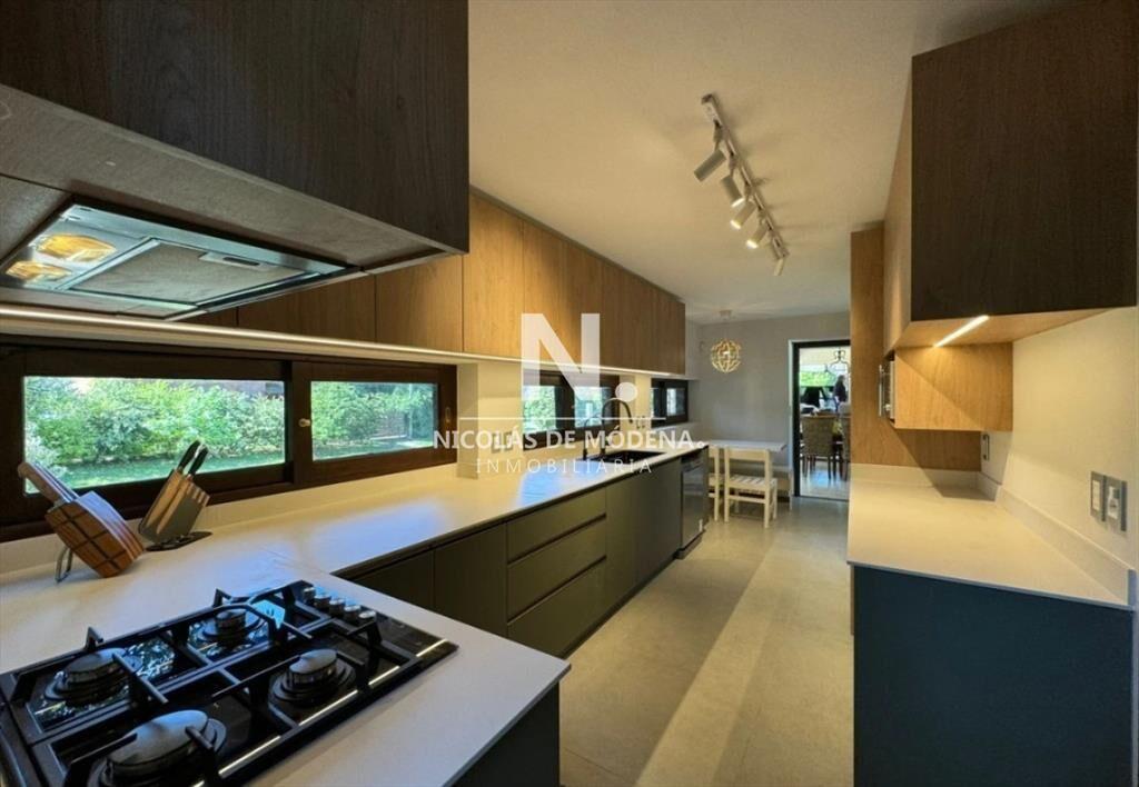 En venta casa de 5 dormitorios, con piscina, parrillero y j