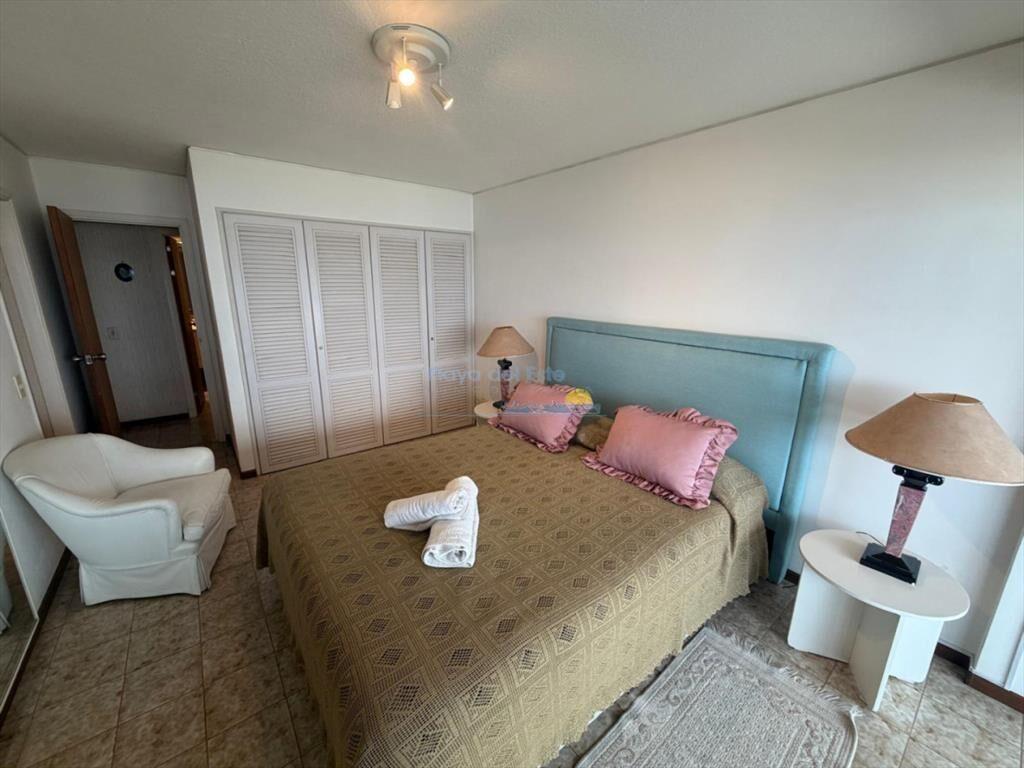 Apartamento de 3 dormitorios y servicio en Venta