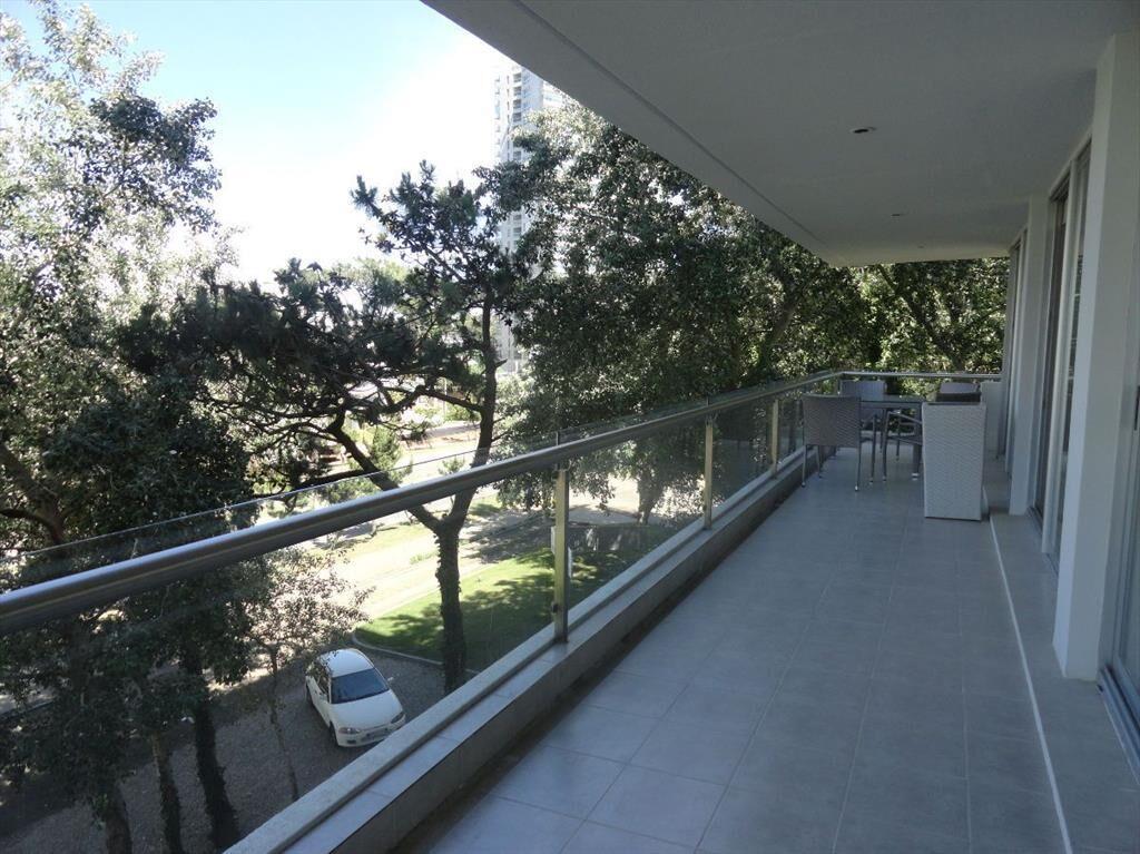 Amplia terraza, aire acondicionado en todos los ambientes