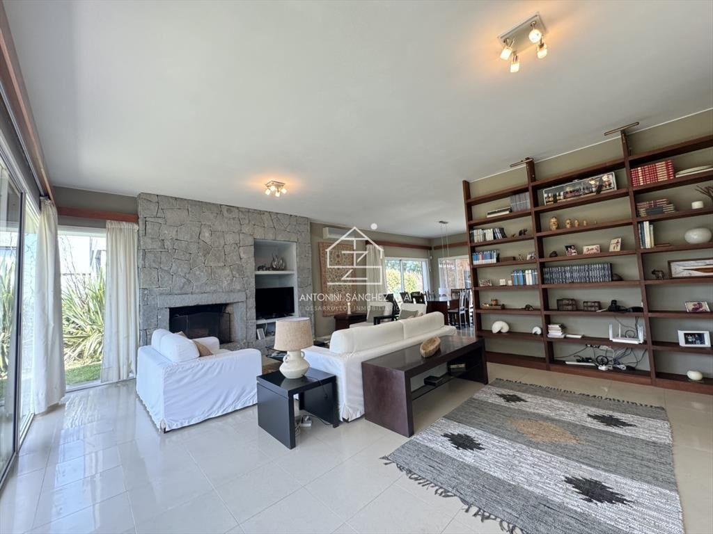 Hermosa casa con piscina a pasos de playa Brava