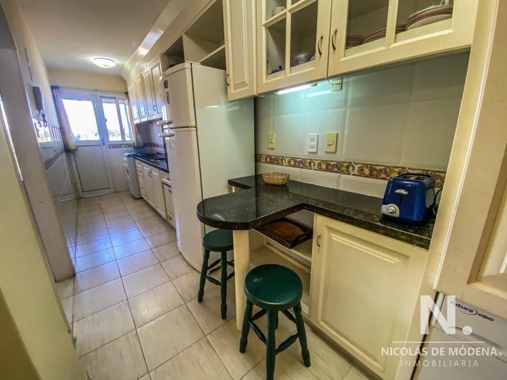 Se vende apartamento en Primera linea playa mansa 2 dormito