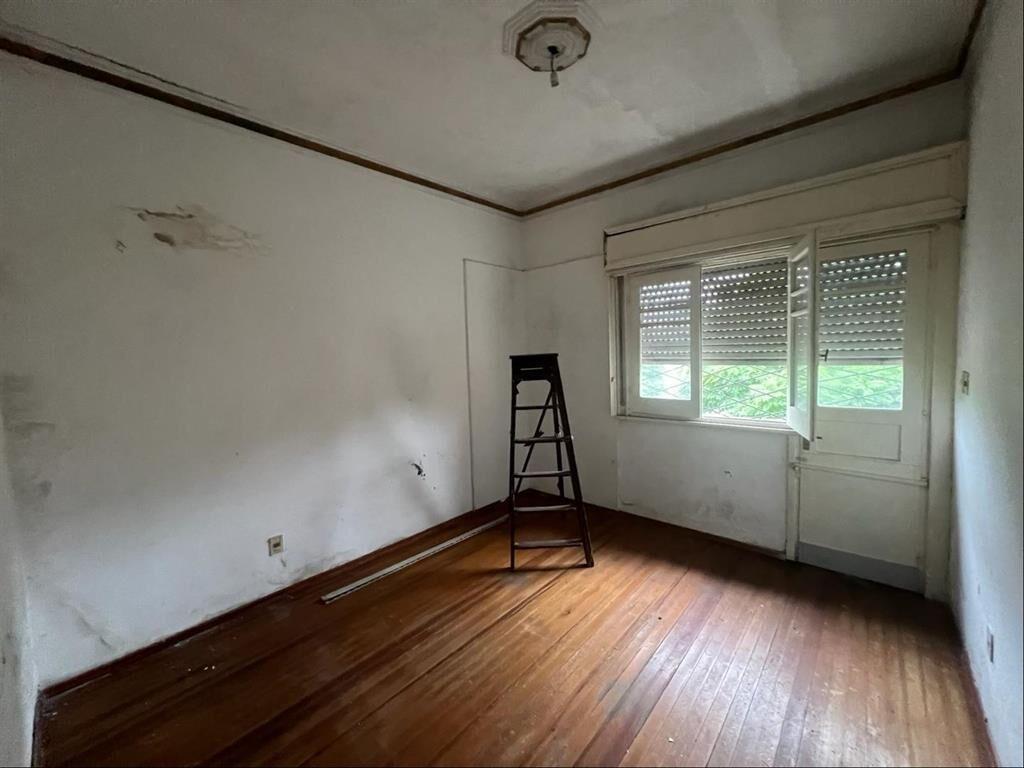 Local comercial + casa de altos sobre Gral Flores