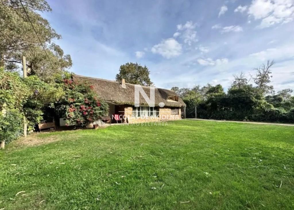 Vende casa en Punta del Este, de 6 dormitorios.