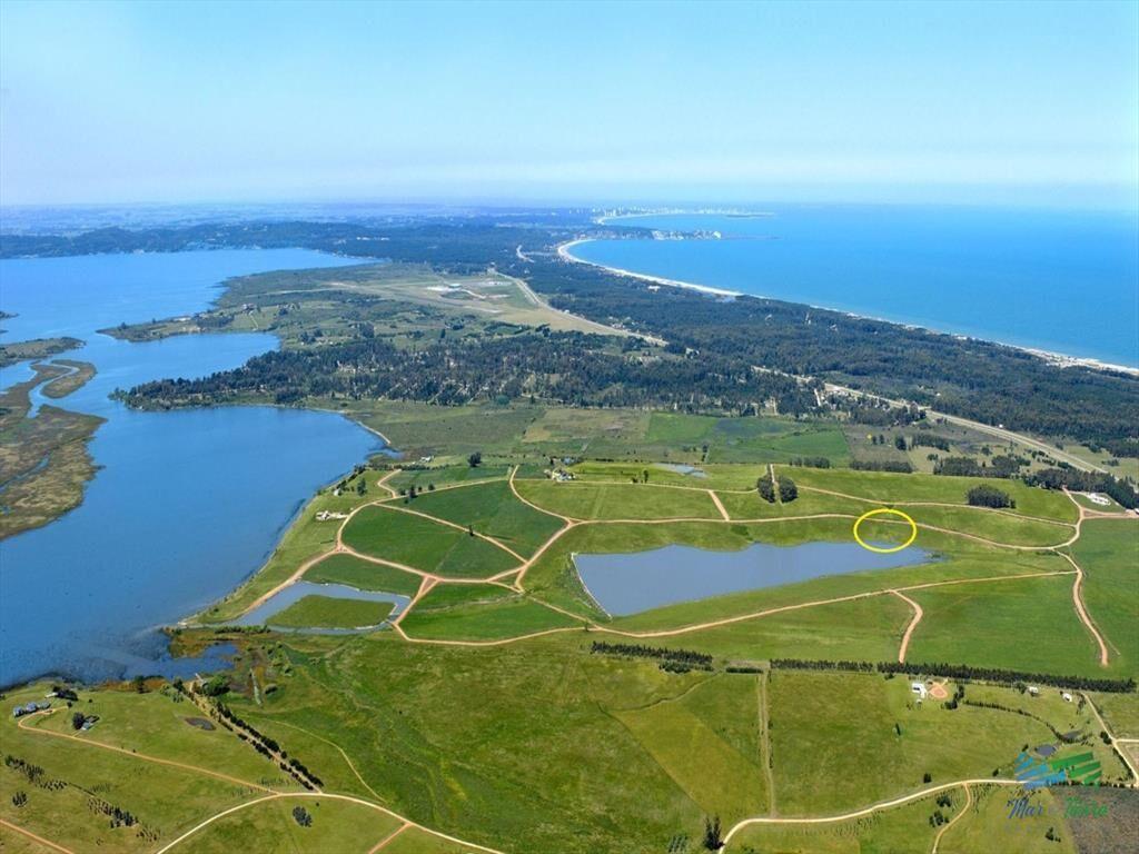 Venta de terreno en Laguna de los Cisnes con de