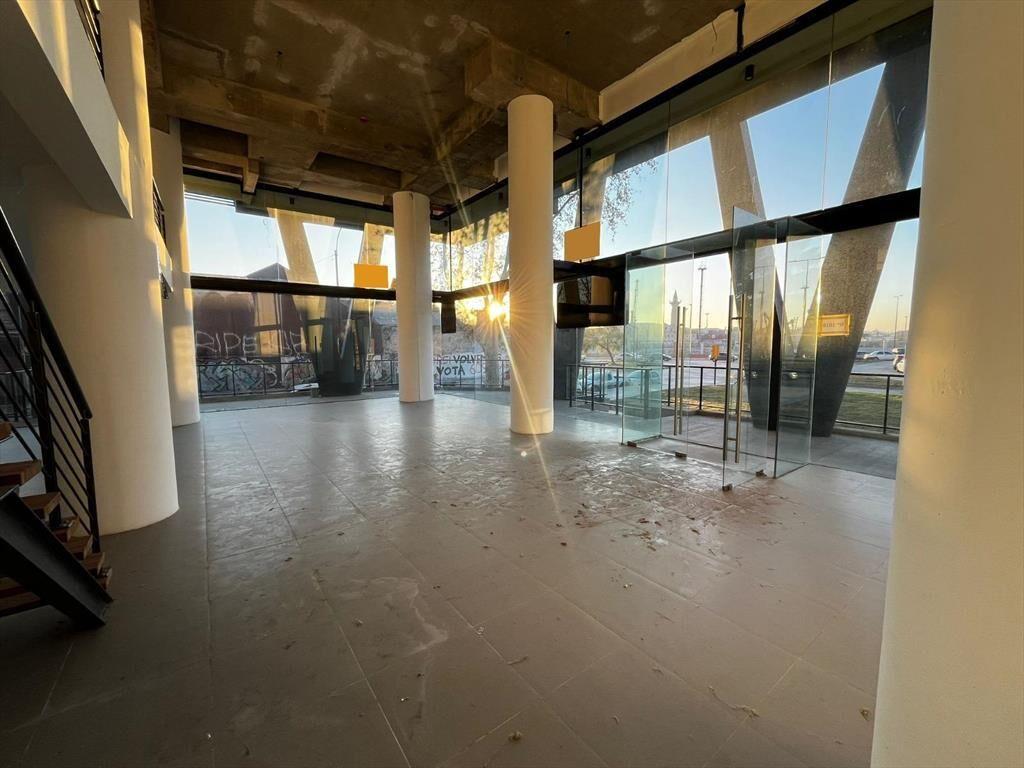 La paz esq. Julio Herrera, 220 m2 de salon, 17 de frente, a
