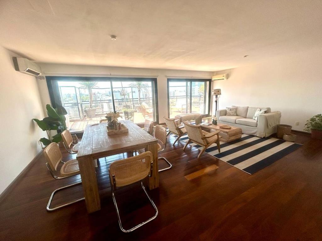 VENTA PENTHOUSE POCITOS, 3 DORM. SERVICIO, 3 GJES.