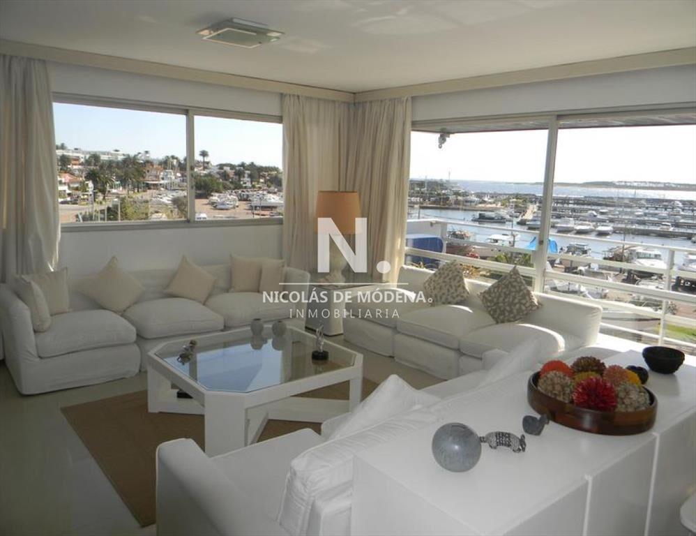 Apartamento en venta con vista al puerto !