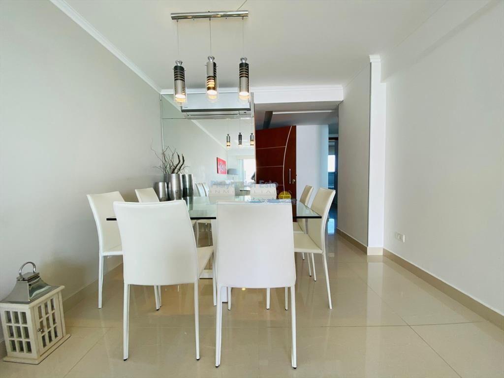 Apartamento de 2 Dormitorios en Venta en Punta ,