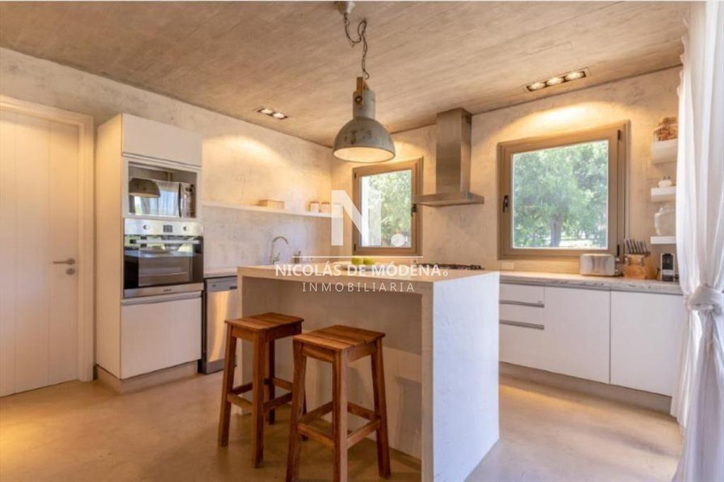 Vende impecable casa de 2 plantas con 3 en suite,