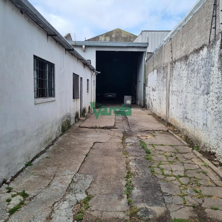 Venta de galpon con casa de 2 dorm Camino a