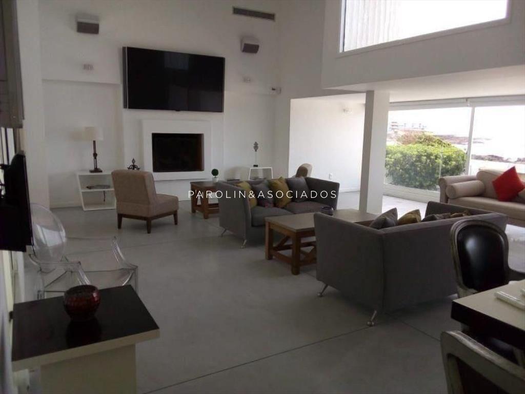 Casa en venta de 4 dormitorios frente al mar en