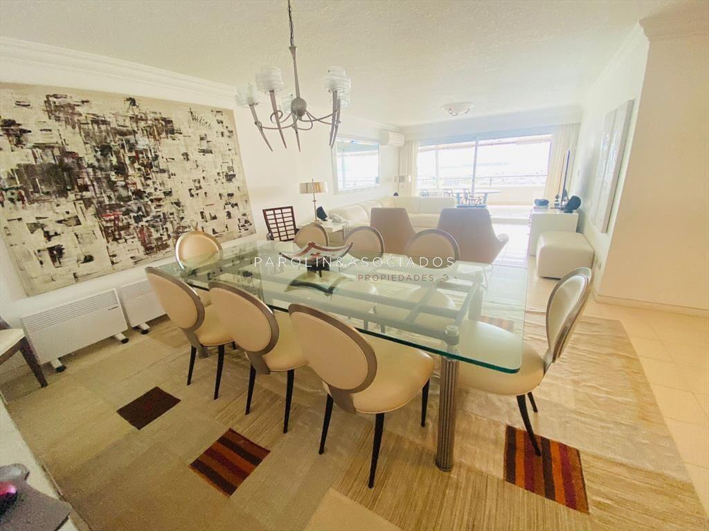 Apartamento de 3 dormitorios en venta en Punta