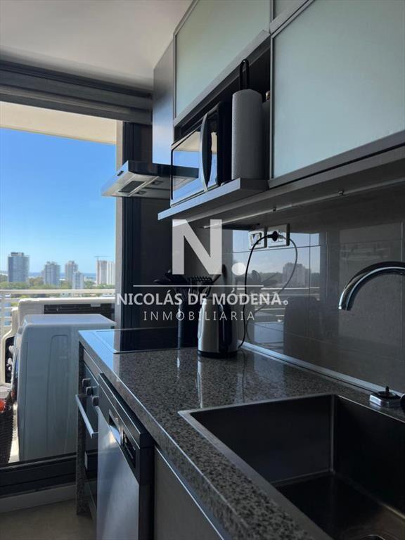 Vende apartamento de 2 dormitorios en suite, con