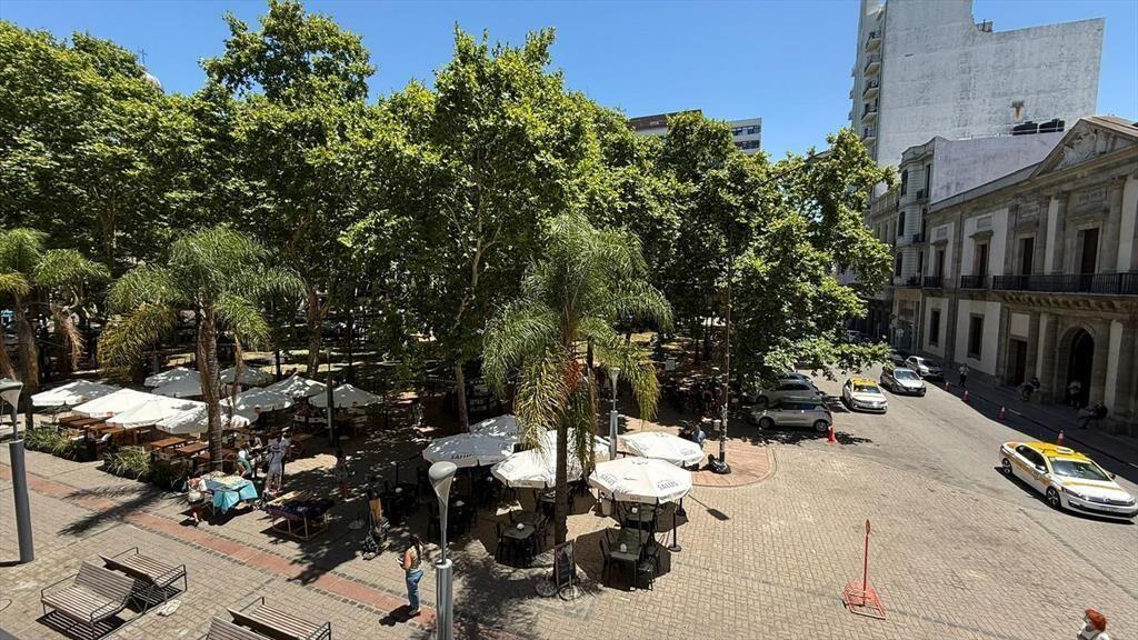 Peatonal Sarandí , frente a Plaza Matriz