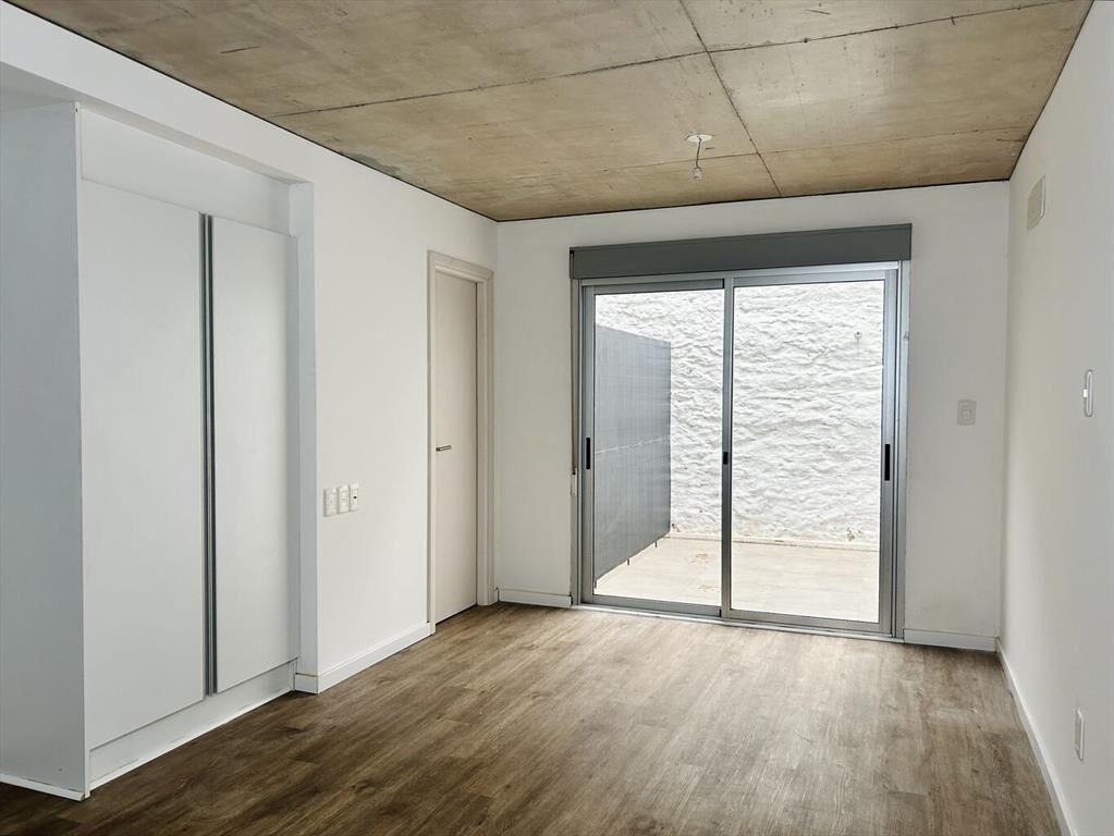 Venta monoambiente con patio con renta en La Comercial