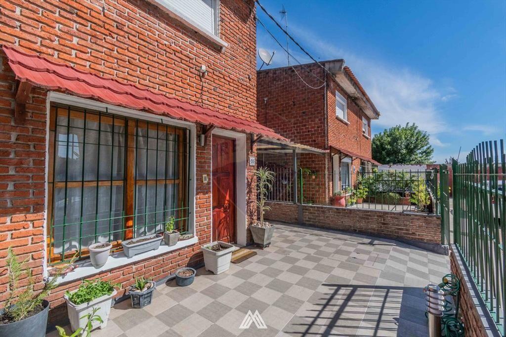 Venta casa dos dormitorios y cochera Nuevo París