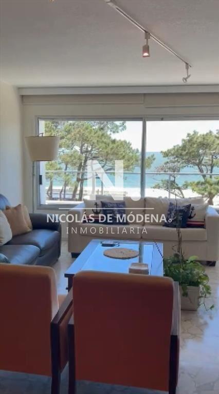Vende apartamento de 2 dormitorios frente al mar.