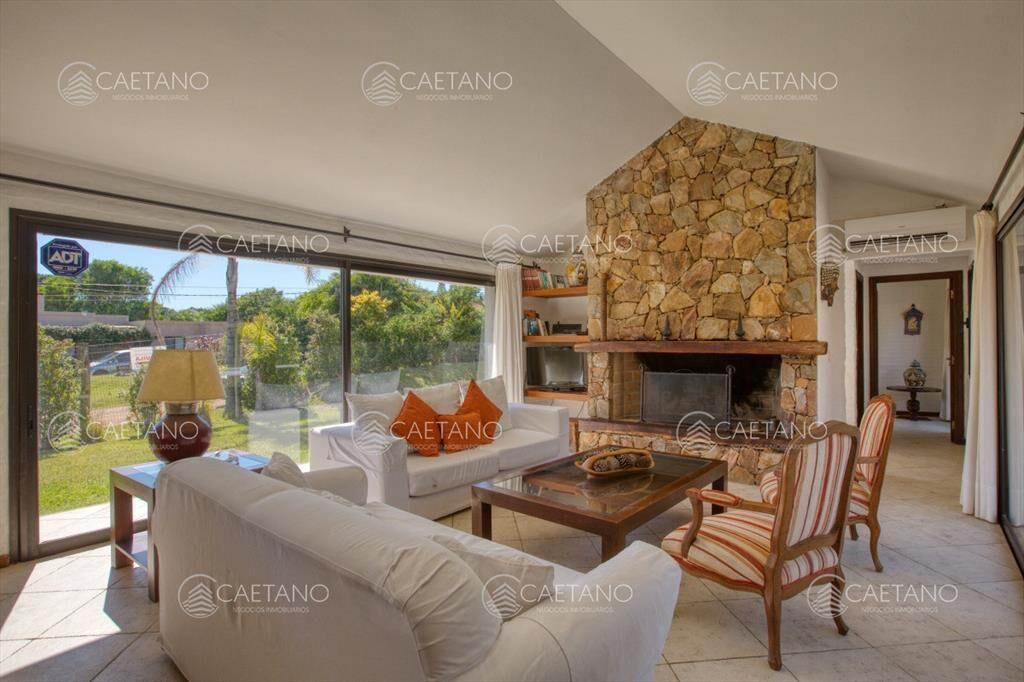 Excelente casa con piscina en alquiler en Rincon