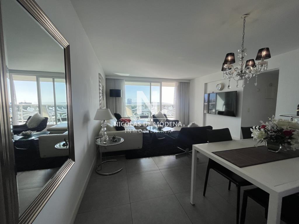Piso intermedio de 2 dorrmitorios en venta en Torre Yoo