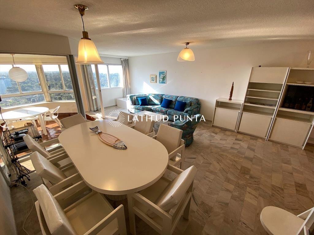 Apartamento en Roosevelt, piso alto de 3 más