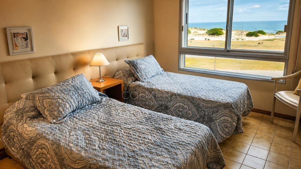 Vende apartamento de 2 dormitorios en Punta del Este Playa