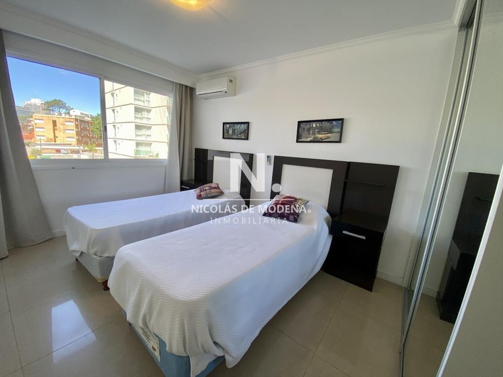Vende apartamento en Punta del Este con 2