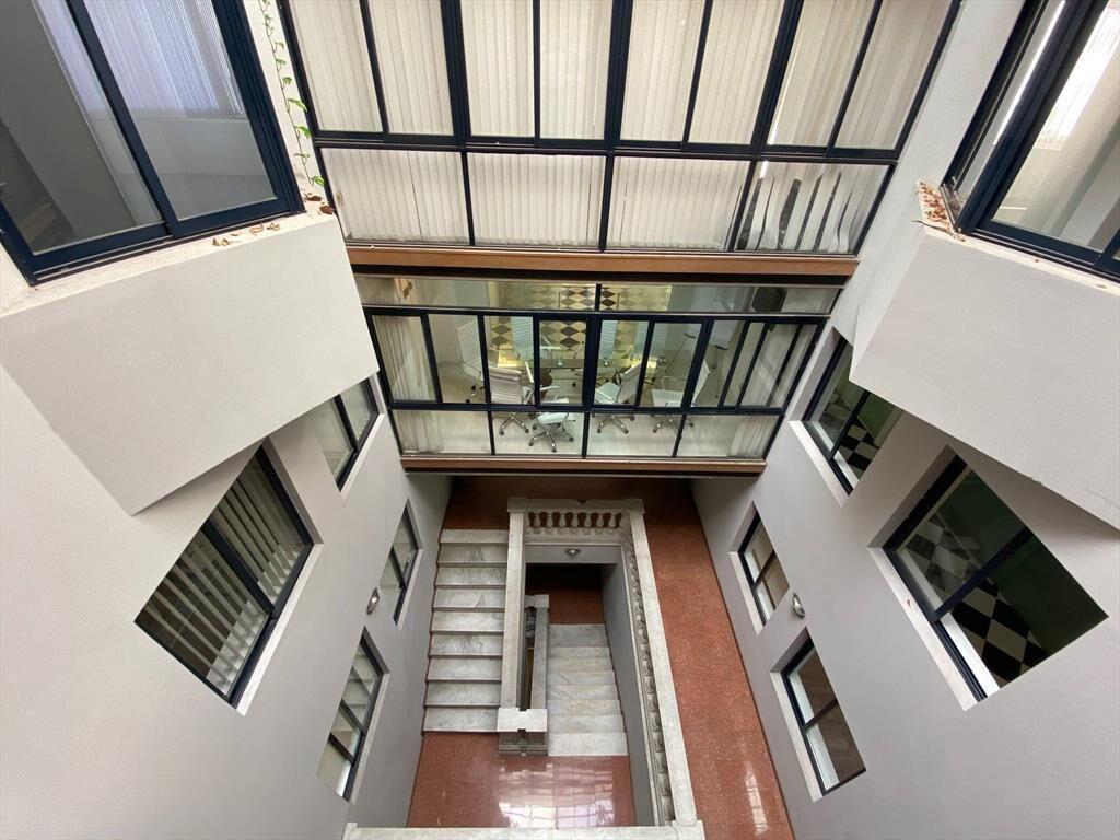 Alquiler - Oficina con vista a Plaza Matríz, 184 m2 con 42 d