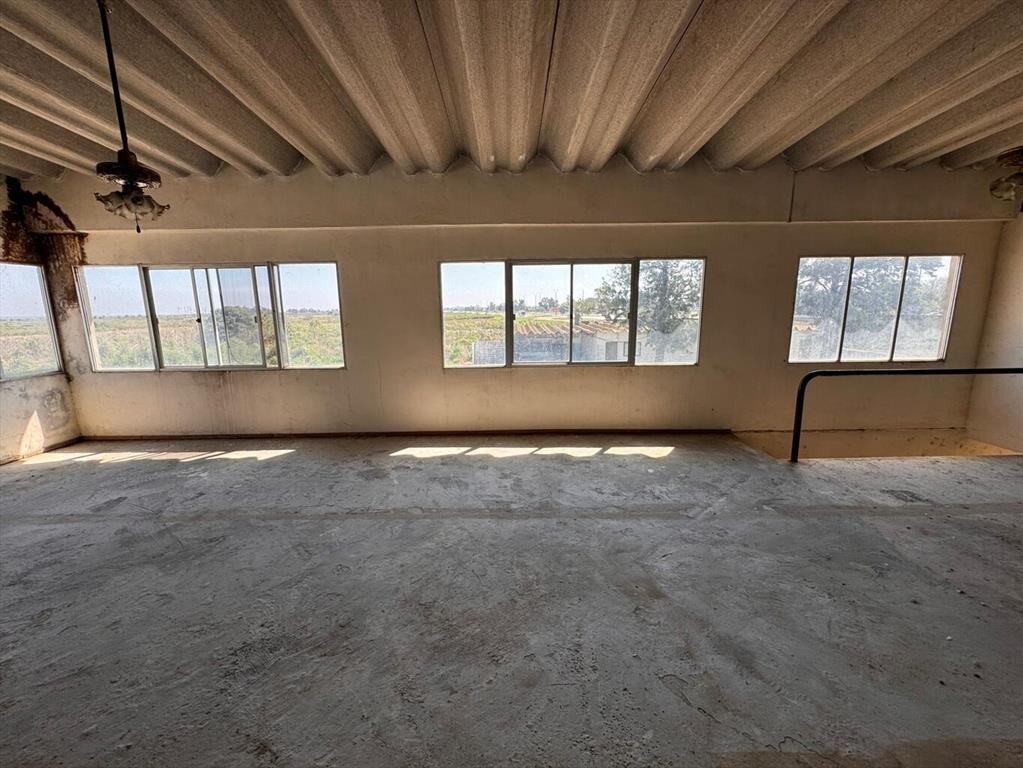5 naves de 10.590 m2 mas oficinas, próximo Mdeo y Puerto. 1
