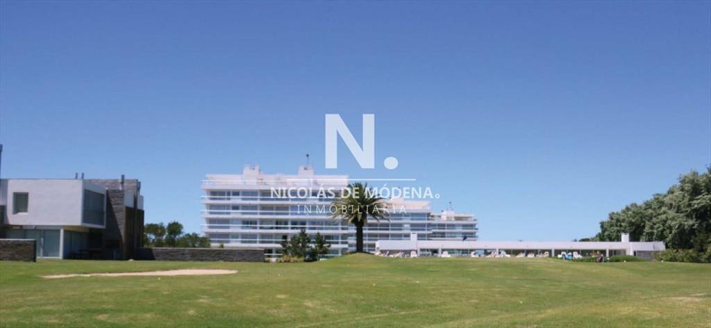 Vende apartamento de 2 dormitorios en Punta del