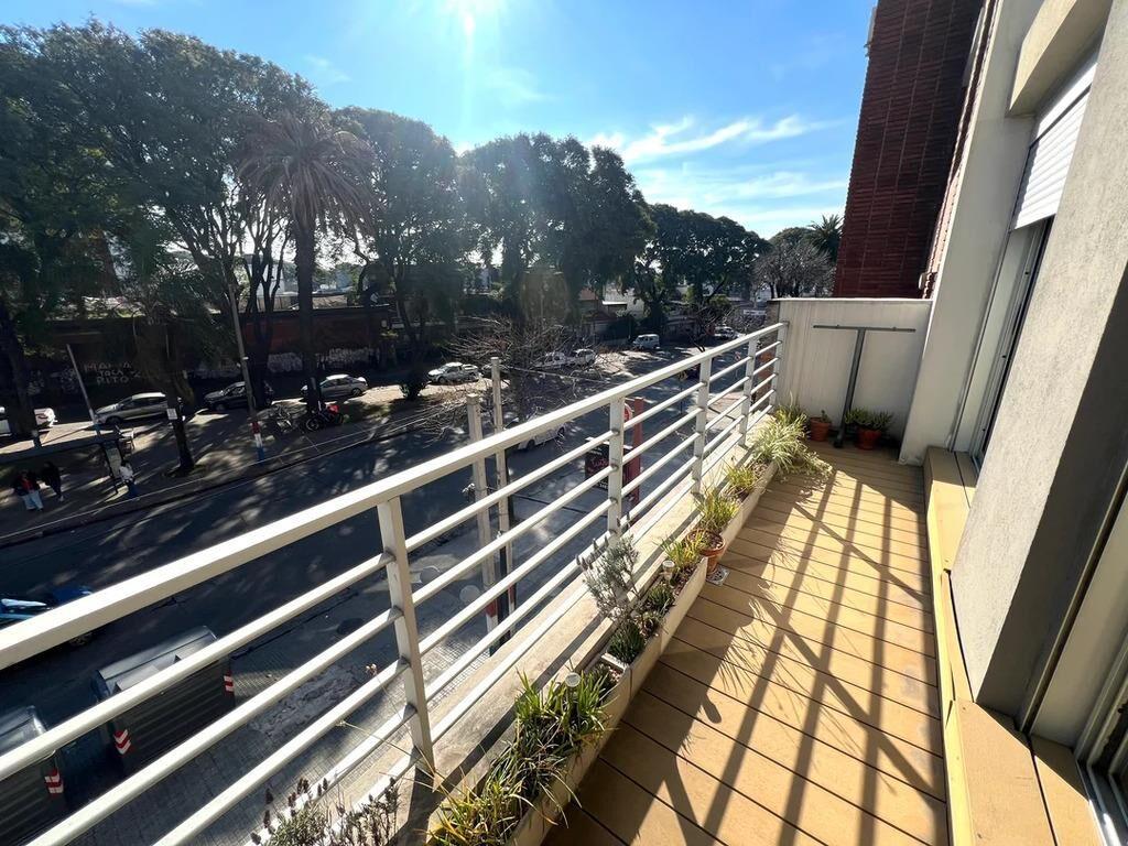 Venta Apartamento de 2 dormitorios y Garaje Al Frente en La