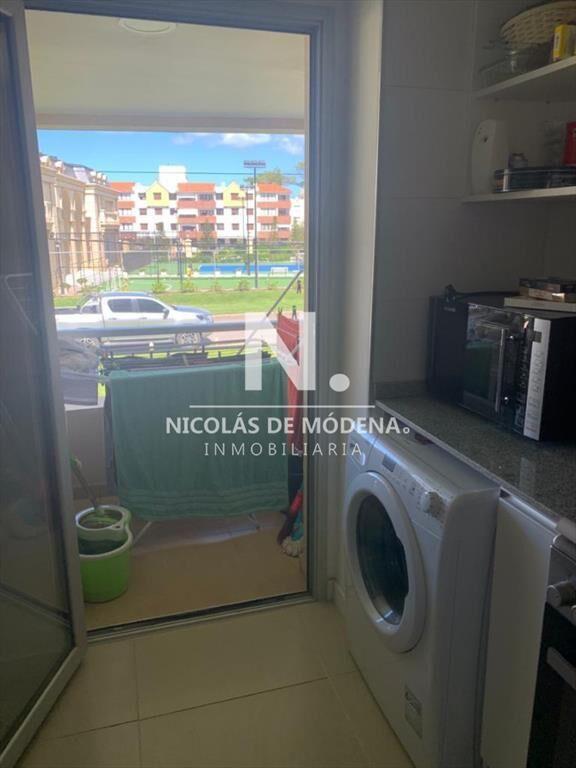 Vende apartamento con parrillero, de 3 dormitorios en playa