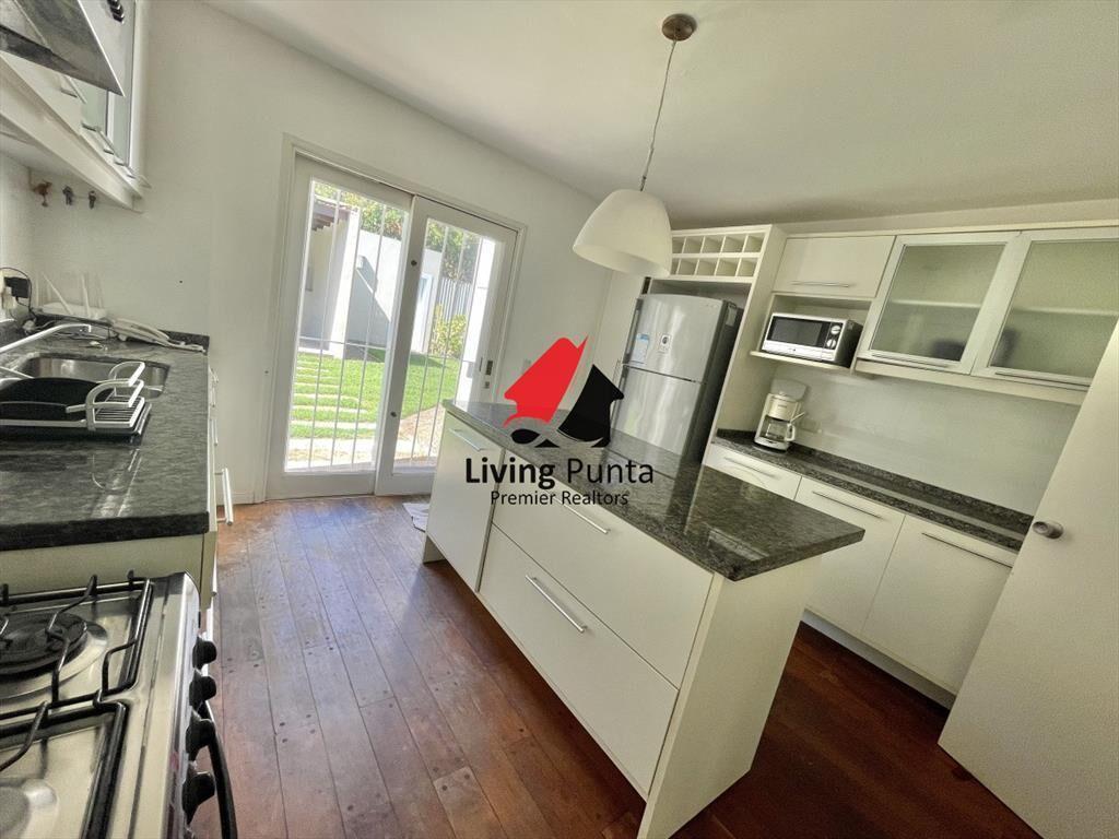 VENTA DE HERMOSA CASA DE 4 DORMITORIOS EN LUGANO