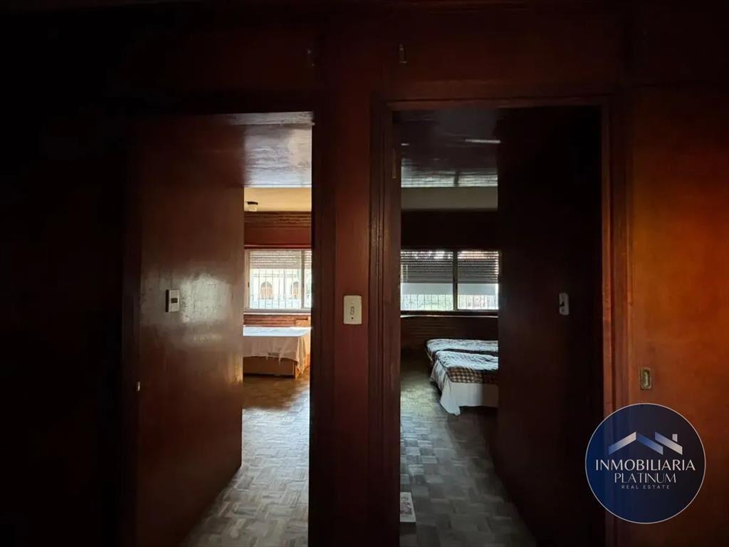 Casa en venta c/ cochera y amplio terreno en Parque Batlle