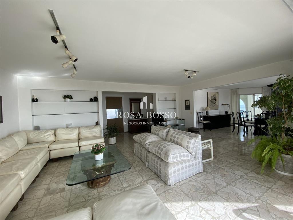 Apartamento a la venta con 4 dormitorios y servicio complet