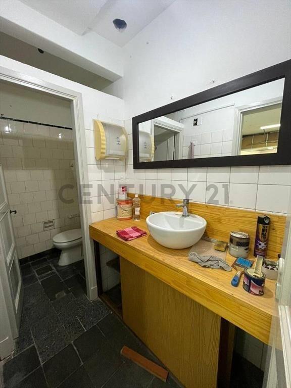 Alquiler Local comercial Ciudad Vieja, 90 m2 con depósito...