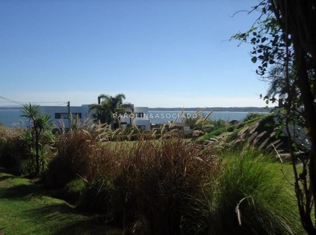 Venta de hermosa casa de 4 dormitorios en Punta Ballena